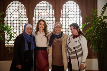 La reine Rania de Jordanie avec des finalistes jordaniennes du Global Teacher Prize à Amman, le 10 février 2016