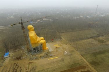 La statue dorée de Mao mesure 37 mètres de haut