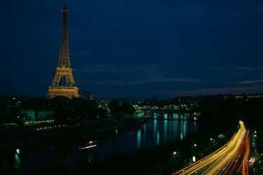La tour Eiffel de nuit, le 30 Mai 1981. sans autre éclairage que l'effet des phares des voitures sur les quais