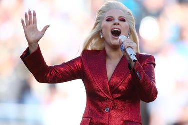 Lady Gaga sur scène lors de la finale du Super Bowl à Santa Clara, le 7 février 2016
