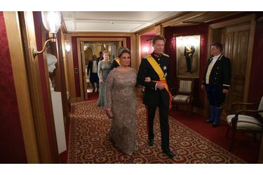 Le couple Grand Ducal, suivi des jeunes mariés