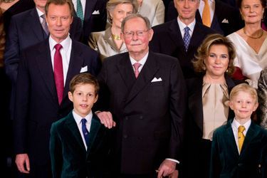 Le grand-duc Jean de Luxembourg avec ses arrière-petits-fils les princes Gabriel et Noah pour ses 95 ans, le 9 janvier 2016