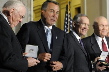 Le président de la Chambre des représentants américain John Boehner est ému en remettant un prix à Neil Armstrong, en novembre 2011