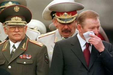 Le président ukrainien Leonid Kuchma pleure lors d'une cérémonie en hommage aux soldats tombés lors de la libération de Sébastopol, en mai 1999