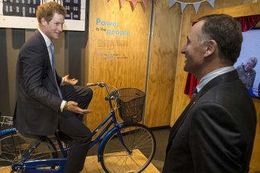 Le prince Harry avec John Key dans le musée du tremblement de terre à Christchurch, le 12 mai 2015