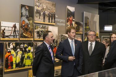 Le prince Harry avec John Key dans le musée du tremblement de terre à Christchurch, le 12 mai 2015