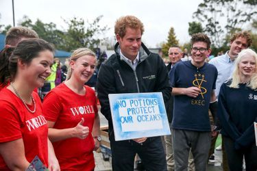 Le prince Harry avec des étudiants bénévoles de l’Université de Canterbury à Christchurch, le 12 mai 2015
