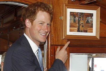 Le prince Harry tombe sur une photo de sa grand-mère à Christchurch, le 12 mai 2015