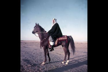 Le roi Saoud Ben Abdel Aziz à cheval dans le désert, proche de son palais Nasri, à 10 km de Riyad