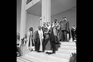 Le roi Saoud Ben Abdel Aziz d'Arabie Saoudite, son frère, Faycal Ben Abdel Aziz et des hommes qu'ils reçoivent