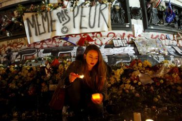 Les attaques du 13 novembre ont fait au moins 130 morts au Bataclan, au Stade de France et sur les terrasses parisiennes. 
