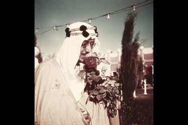 Mars 1954, le roi Saoud Ben Abdel Aziz d&#039;Arabie Saoudite dans les jardins du Palais Nasri, les plus beaux du Moyen Orient. Il a une passion, les fle...