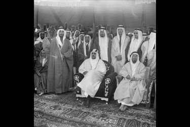 Mars 1954, le roi Saoud Ben Abdel Aziz d'Arabie Saoudite sous une tente bédouine