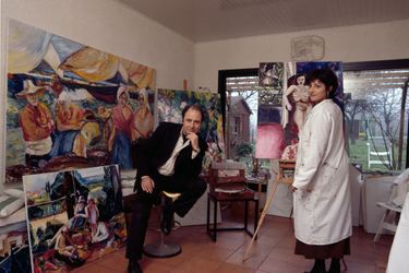Michel Delpech dans l'atelier de son épouse Geneviève, à Saint Germain en Laye, le 29 novembre 1993