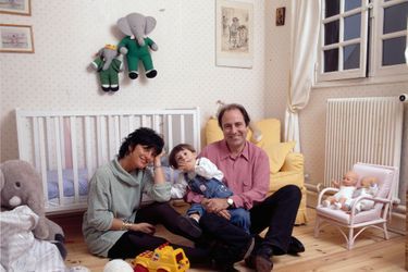 Michel Delpech, son épouse Geneviève et leur fils Emmanuel dans leur maison de Villennes-sur-Seine, le 25 octobre 1991 