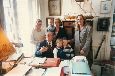 Jean-Marie Le Pen en famille chez lui dans sa maison du parc de Montretout à Saint Cloud, en 1995 : dans son bureau, autour de lui, ses trois filles et ses petits-enfants, de gauche à droite : Marie-Caroline, 35 ans à l&#039;époque ; Yann, 31 ans avec son fils Romain, 18 mois, et, devant elle, sa fille Marion, 5 ans; Quentin, 7 ans, fils de Marie-Caroline; Marine, 27 ans.
