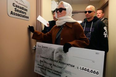 Pamela Anderson apporte un chèque d'un million de dollars à la Canadian Sealers Association, décembre 2013