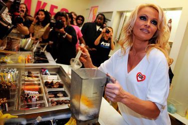 Pamela Anderson ouvre le 1er bar à milkshakes 100% vegan d'Hollywood, avril 2010