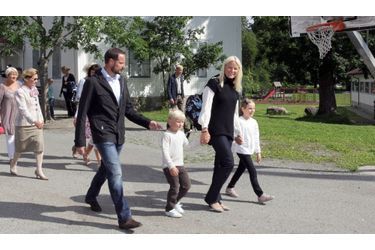 Le prince héritière de Norvège, Haakon, et sa princesse Mette-Marit, ont emmené  leur petit dernier à l&#039;école pour son premier jour. Le prince Sverre Magnus, 5 ans, était également accompagné de sa sœur la princesse Ingrid Alexandra, 7 ans, et de sa grand-mère, la reine Sonja. 