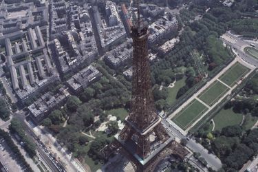 Rare vue aérienne de la Tour Eiffel et du Champ de Mars