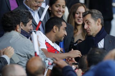 Dans les tribunes du parc des Princes, dont il est un habitué, Nicolas Sarkozy réapparaît dès le mois de septembre 2012. Il arbore alors une barbe de trois jours et son entourage répète encore que son retour n&#039;est pas à l&#039;ordre du jour.