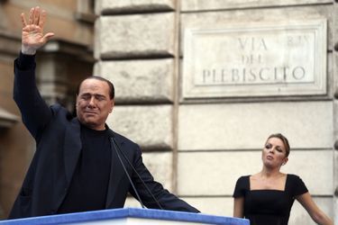 Silvio Berlusconi pleure lors d'un discours prononcé devant son palais de Rome, en août 2013