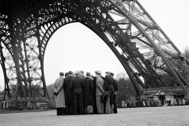 Touristes russes en admiration devant la Tour Eiffel, le 22 Juin 1956