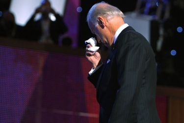 Tout juste désigné candidat à la vice-présidence américaine, Joe Biden craque sur scène à Denver, en décembre 2008
