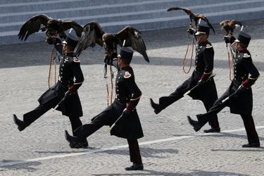 Trois aigles et trois faucons de l’armée mexicaine ont inauguré le défilé du 14 juillet