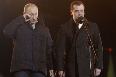 Vladimir Poutine essuie une larme après être arrivé en tête de l'élection présidentielle, en mars 2012