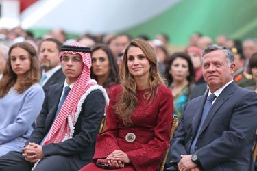 Rania et son fils Hussein ben Abdallaha, entourés de la Princesse Iman (à g.) et du roi de Jordanie lors des cérémonies de la fête nationale, le 25 mai à Petra. 