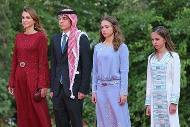 La reine Rania de Jordanie, son fils le prince héritier Hussein ben Abdallaha, et ses filles, les princesses Iman et Salma.