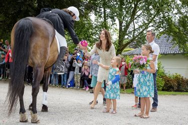 La princesse du Danemark en photos - Mary et ses enfants vont voir passer les chevaux