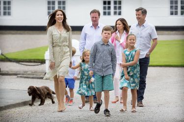La princesse du Danemark en photos - Mary et ses enfants vont voir passer les chevaux