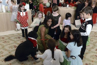 Accompagnée de Bo et Sunny, Michelle Obama reçoit des enfants pour le Noël de la Maison-Blanche, en décembre 2015 