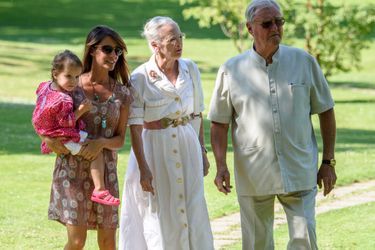 Athena avec la princesse Marie et ses grands-parents, le 24 juillet 2014