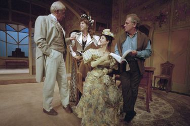 En 1996 dans la pièce de théâtre &quot;La puce à l&#039;oreille&quot;, avec Jean-Paul Belmondo, Sabine Haudepin et le metteur en scène Bernard Murat
