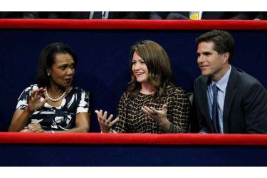 L&#039;ancien secrétaire d&#039;Etat américaine Condoleezza Rice avec le fils de Mitt Romney, Tagg, et sa belle-fille Jen, dans les loges V.I.P.