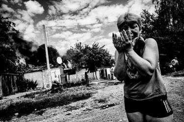 Dans le district Mirny au sud de la ville de Donetsk les habitants sont désespérés de voir leurs maisons partir en fumée à la suite du bombardement de leur quartier par l&#039;armée régulière ukrainienne. Au petit matin du 24 août, Liena voit sa maison de Leninsky, au sud de Donetsk, détruite par un missile Grad, tiré par l’armée ukrainienne.