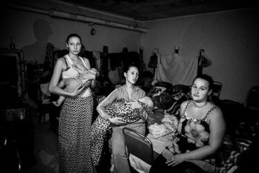 Dans la cave du collège de la ville, Marina 19 ans donne le sein à sa fille Paulina, 5 mois, elle a le même âge que la République de Donetsk.