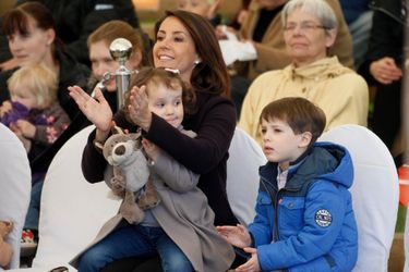La princesse Marie avec ses enfants au zoo à Aalborg , le 18 avril 2015