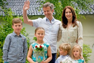 La princesse Mary avec le prince Frederik de Danemark et leurs enfants à Grasten, le 19 juillet 2015