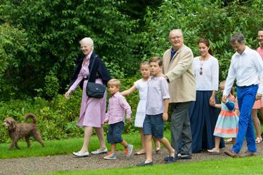 La princesse Mary avec le prince Frederik et leurs enfants, la reine Margrethe II de Danemark et le prince Henrik, à Grasten le 25 juillet 2015