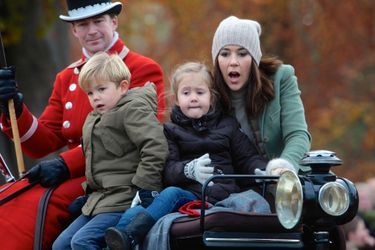 La princesse Mary de Danemark avec ses jumeaux à la chasse au renard à Klampenborg, le 1er novembe 2015