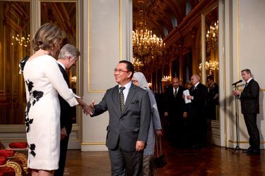 La reine Mathilde et le roi Philippe de Belgique avec l&#039;ambassadeur de Brunei, à Bruxelles le 7 janvier 2016