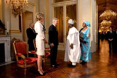 La reine Mathilde et le roi Philippe de Belgique avec l&#039;ambassadeur du Bénin, à Bruxelles le 7 janvier 2016
