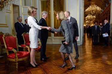 La reine Mathilde et le roi Philippe de Belgique avec l&#039;ambassadrice du Danemark, à Bruxelles le 7 janvier 2016