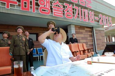 Le dictateur nord-coréen Kim Jong-un, photographié en juillet 2015 à une compétition de l'armée de l'air, à l'aéroport Kalma