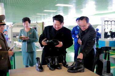 Le dictateur nord-coréen Kim Jong-un, photographié en novembre 2015 dans une usine de chaussures