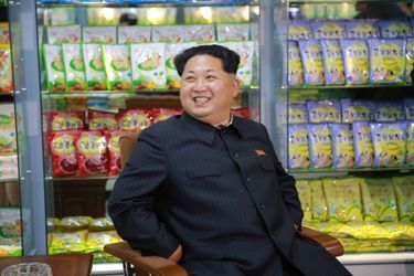 Le dictateur nord-coréen Kim Jong-un, photographié en novembre 2015 lors d'une visite dans une usine de nourriture pour enfants